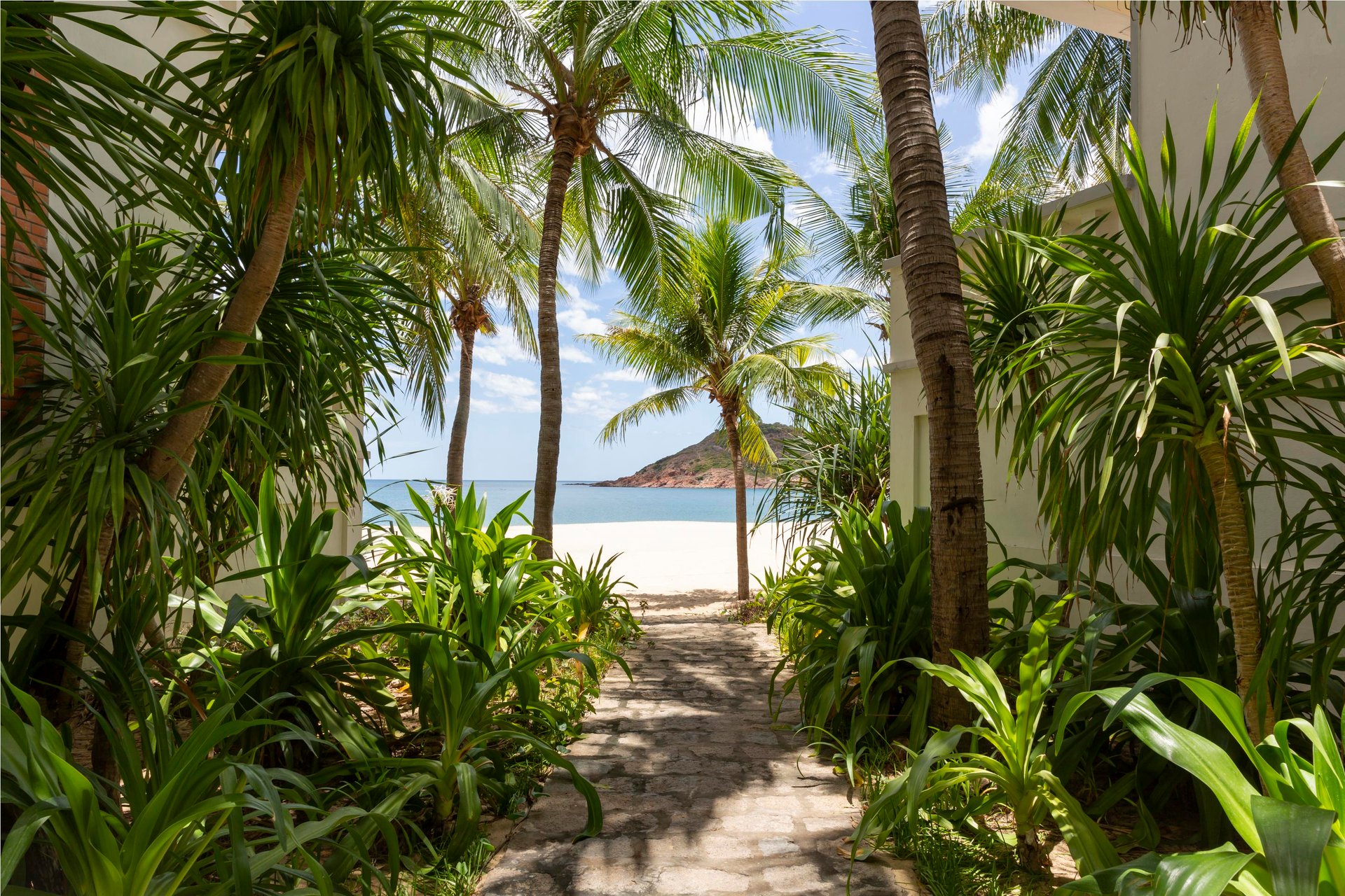 Avani_Quy_Nhon_Resort_Exterior_View_Brick_Path_Way_To_The_Beach-01.jpg