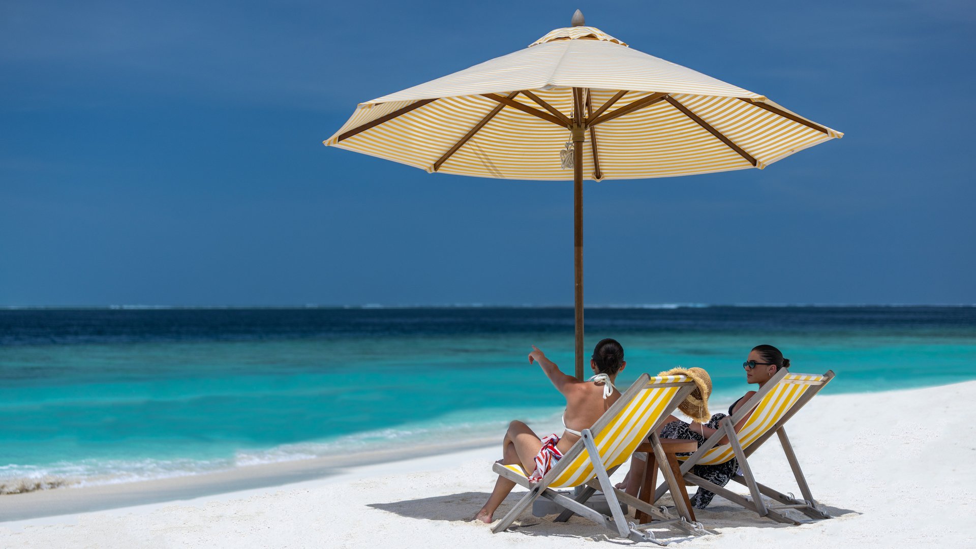 Avani_Plus_Fares_Maldives_Beach_Guests_Sitting_and_Relaxing-1920x1080.jpg