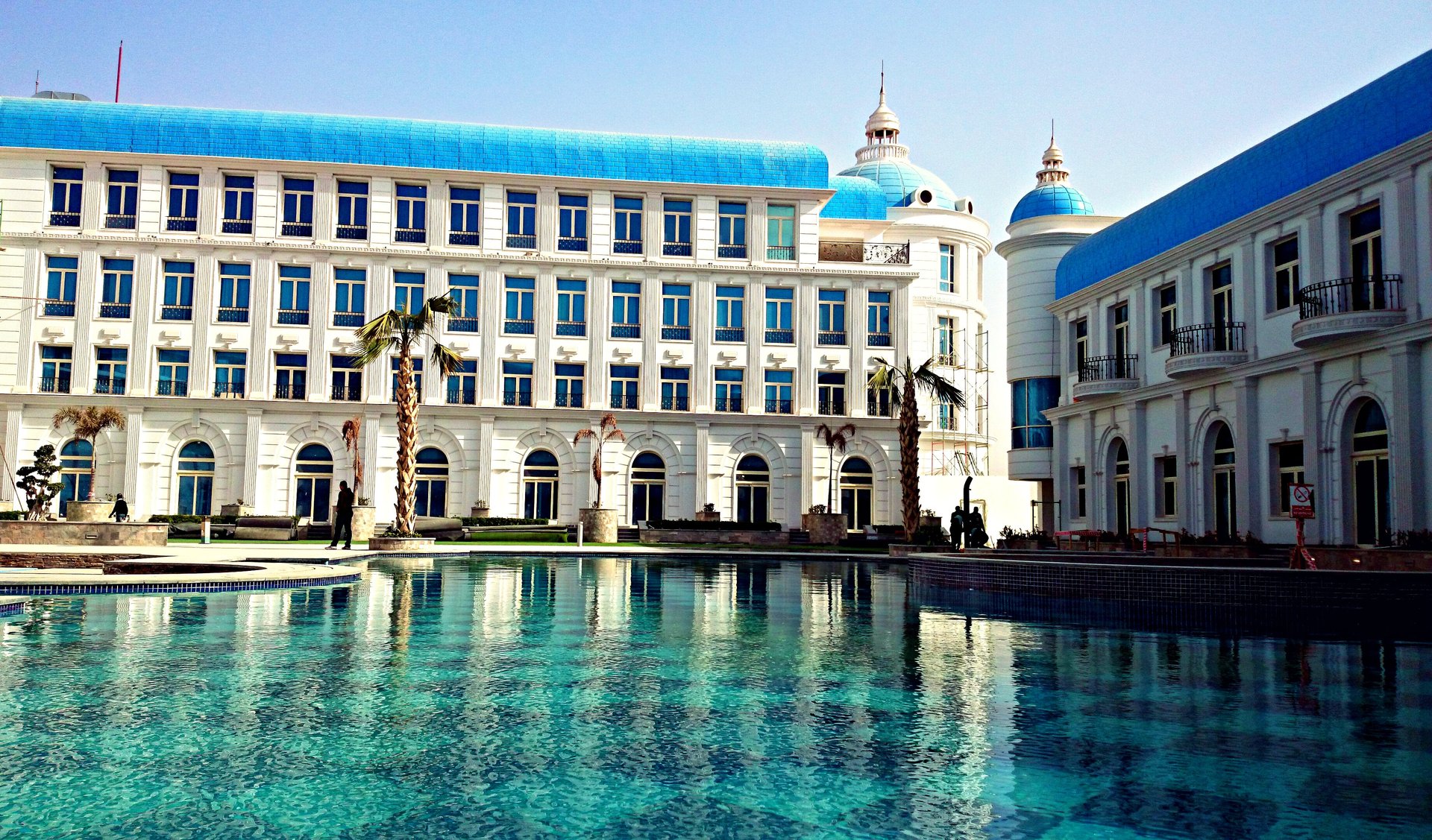 Outdoor pool-min.jpg
