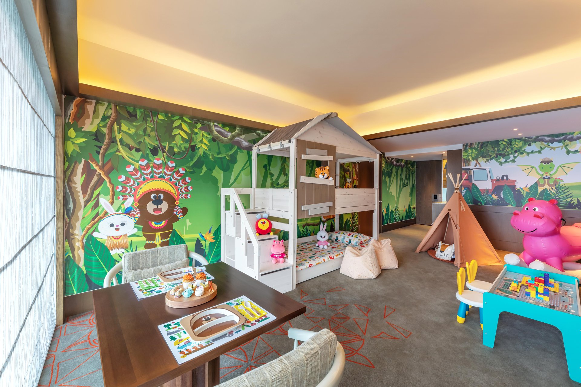 10. Urban Jungle Suite A_Pan Pacific Singapore.jpg