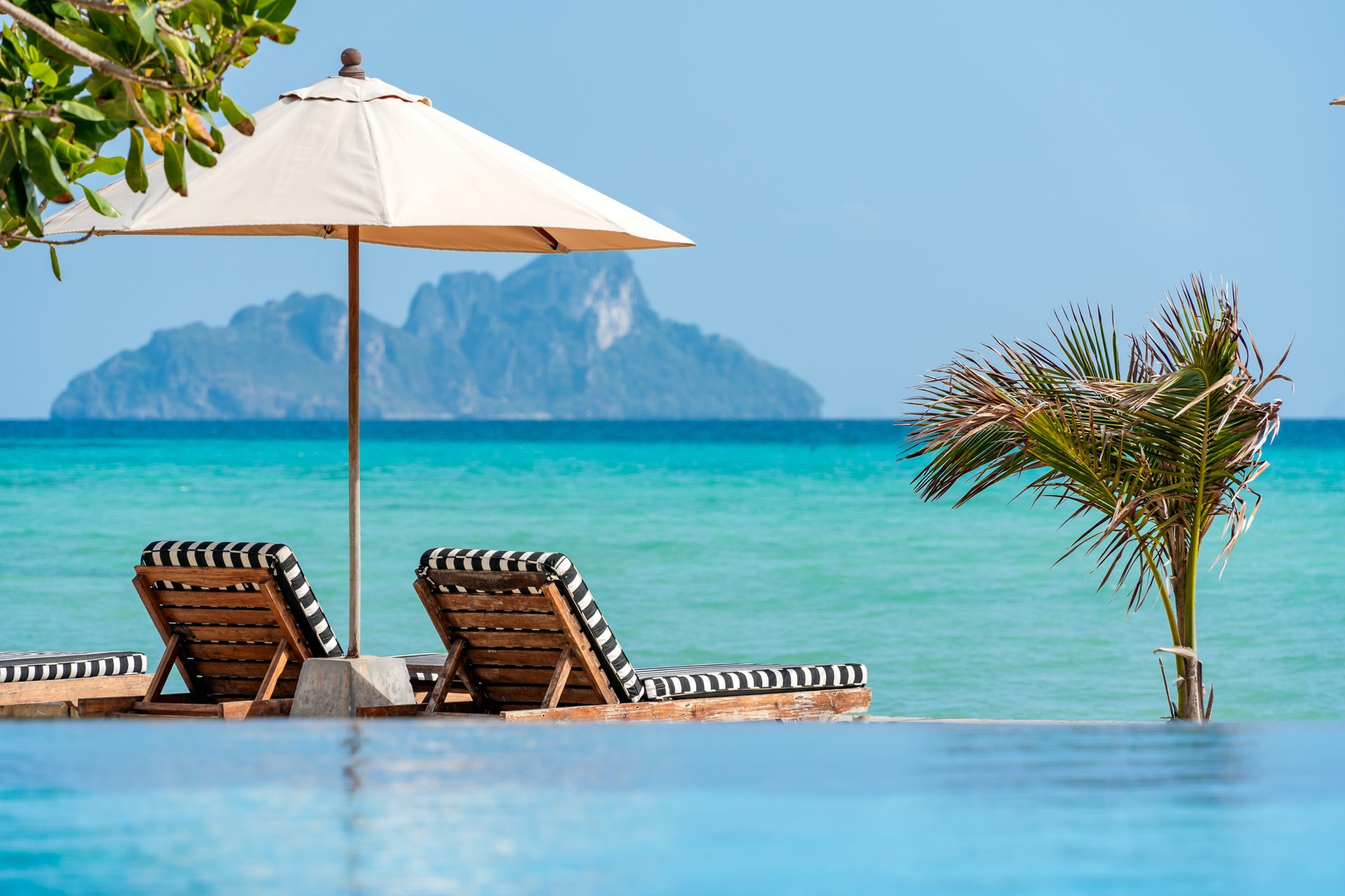 6 SAii PhiPhi Island Village Fun Pool Singe Sunbed and Ocean.jpg
