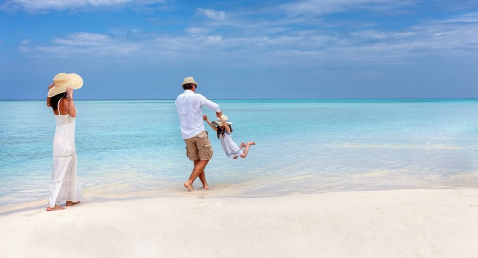 NH_Collection_Maldives_Reethi_Resort_Leisure_Family_At_The_Beach_944x510.jpg