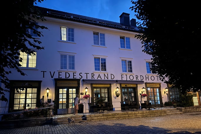 Exterior Tvedestrand Fjordhotel night.jpg